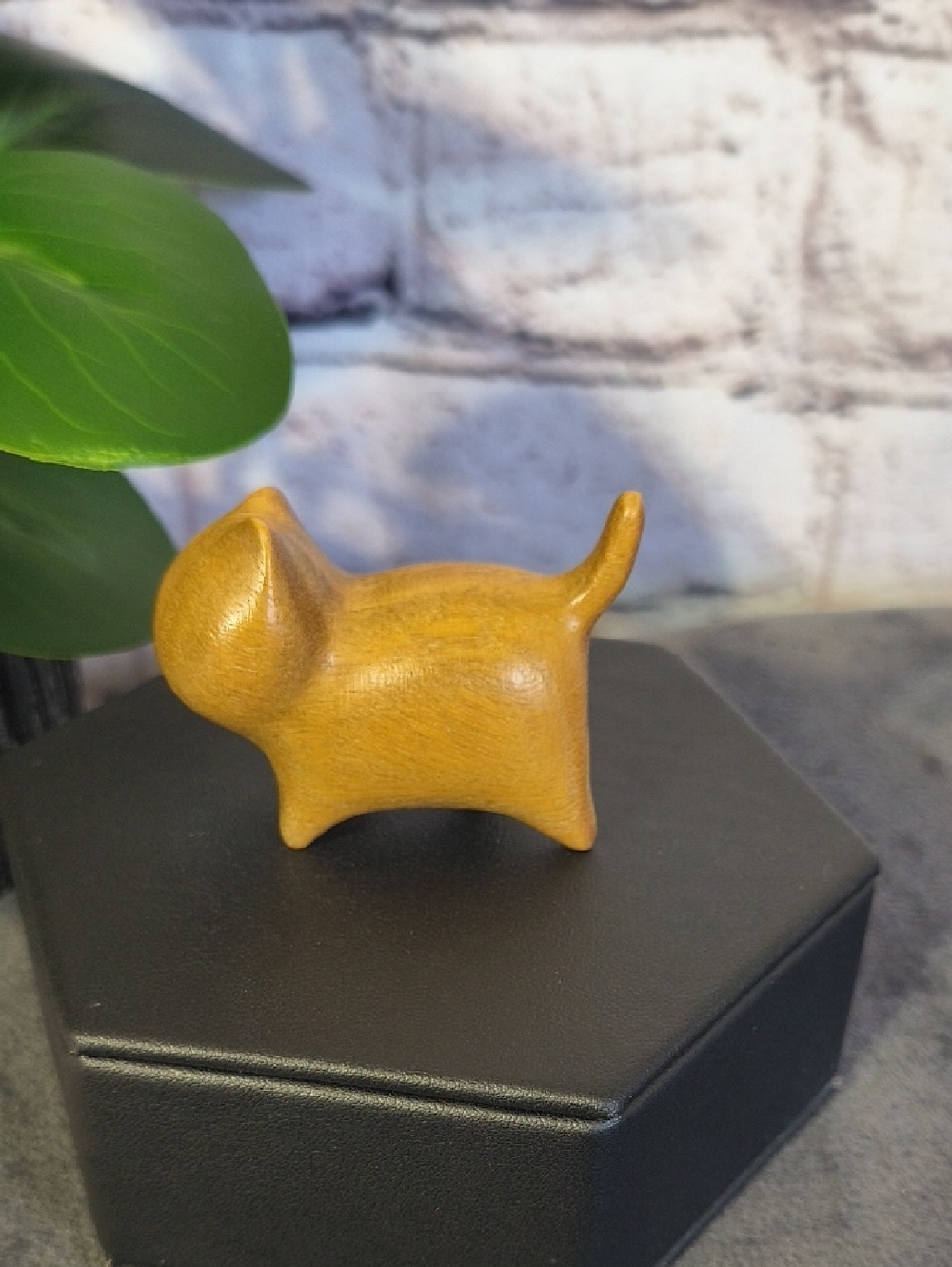 Wooden hand carved cat statue figurine kitty blonde color, tail up prancing - Picture 2 of 10